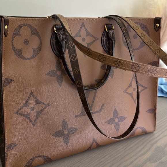 Louis Vuitton OnTheGo Reverse Monogram Tote - Picture 15 of 15